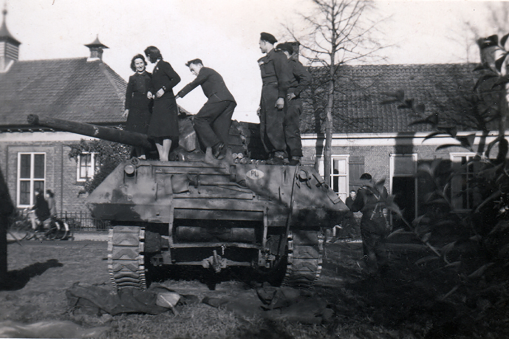Poolse tank in een ruimte waar nog geen huis staat, achter links het Patronaat en rechts het huis van Martens.